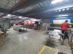 Tinjauan Pabrik Paus Biru